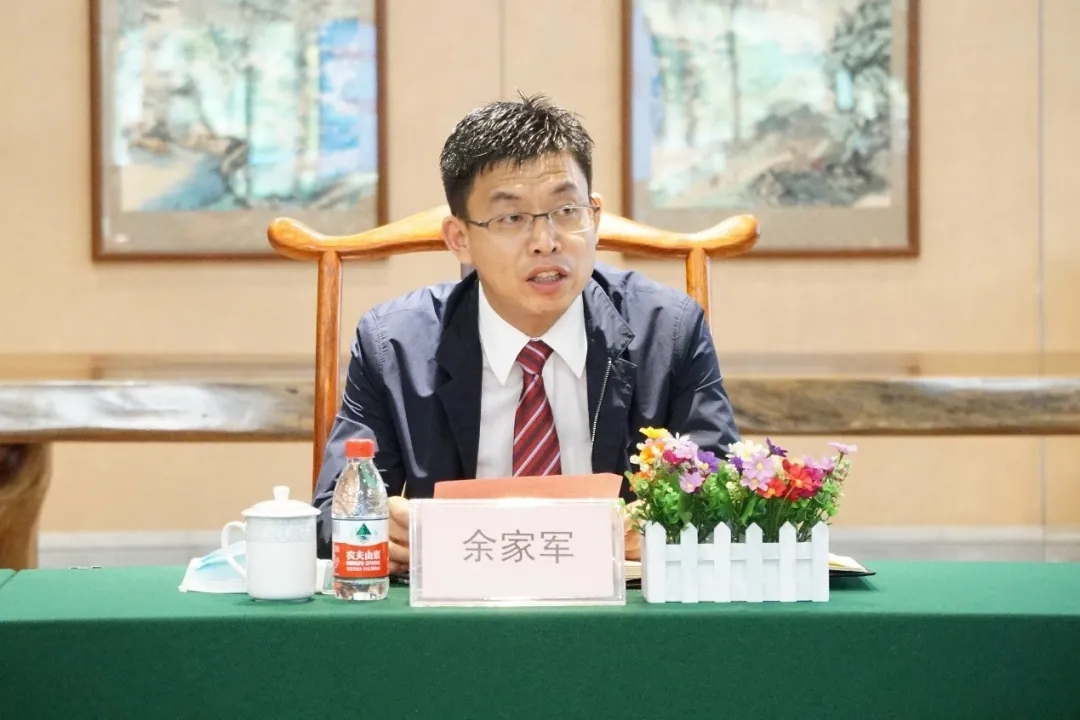 郭银华执行校长与刘继磊董事长分别代表广东财经大学华商学院和广东